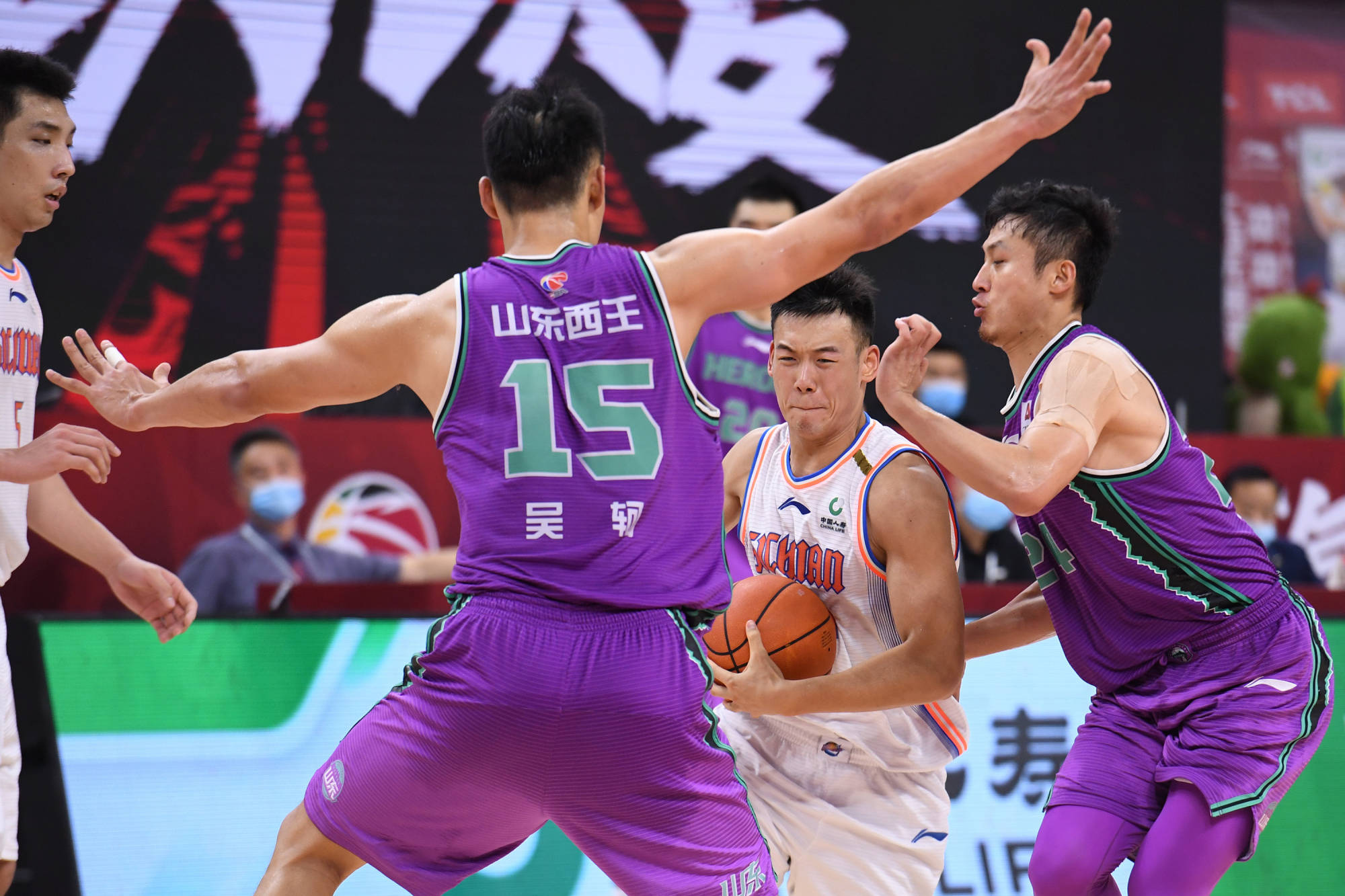 训练课后体能课后,金州勇士队长鼓劲备战NBA总决赛,压力陡增,资深球员宣示担当(掘金队与热火队总决赛球员身体对比) 训练课后体能课后,金州勇士队长鼓劲备战NBA总决赛,压力陡增,资深球员宣示担当(掘金队与热火队总决赛球员身体对比)