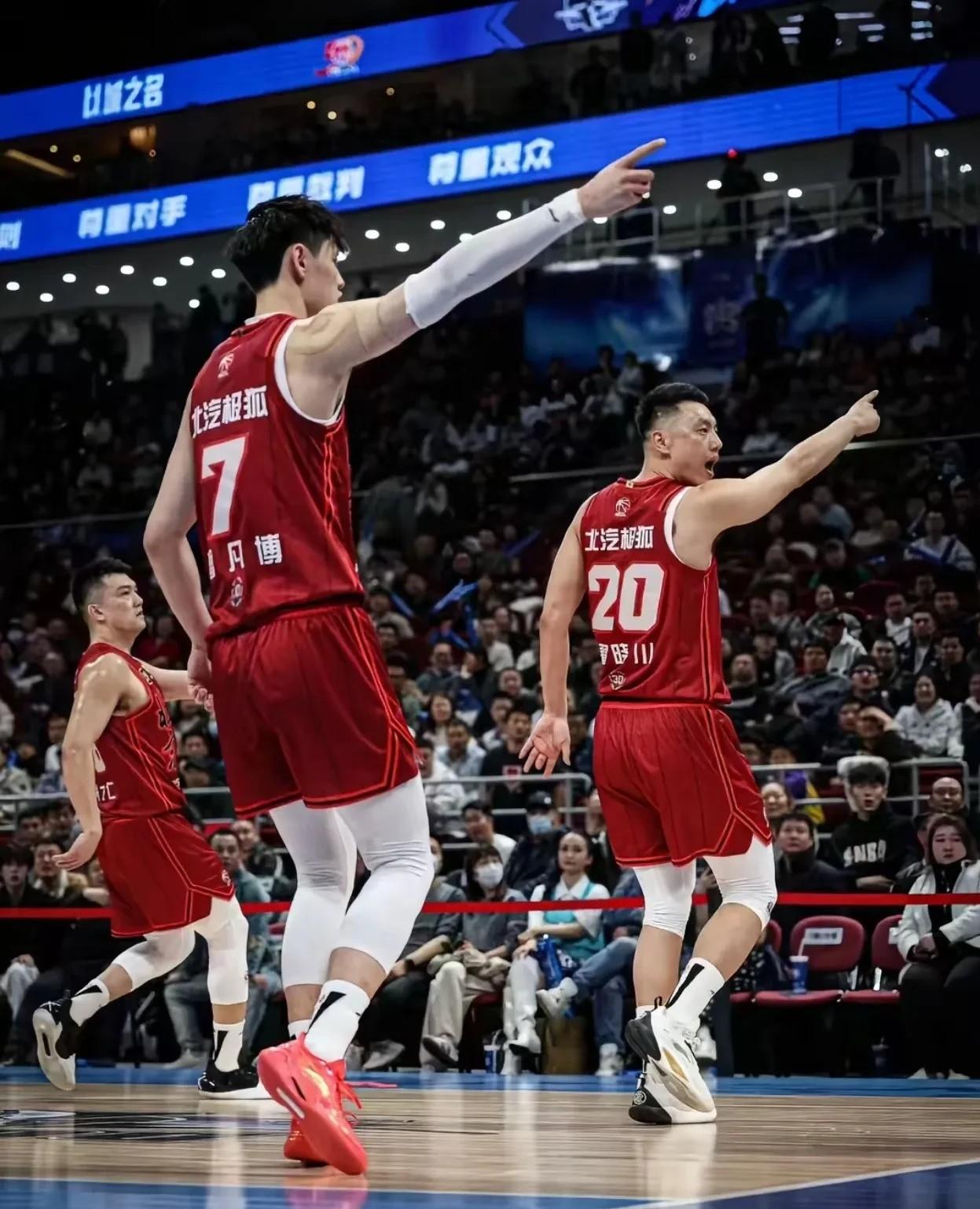 包含国际比赛日里尔备战CBA季后赛，门线救险细节曝光，赛场秩序良好，身体对抗强度拉满的词条