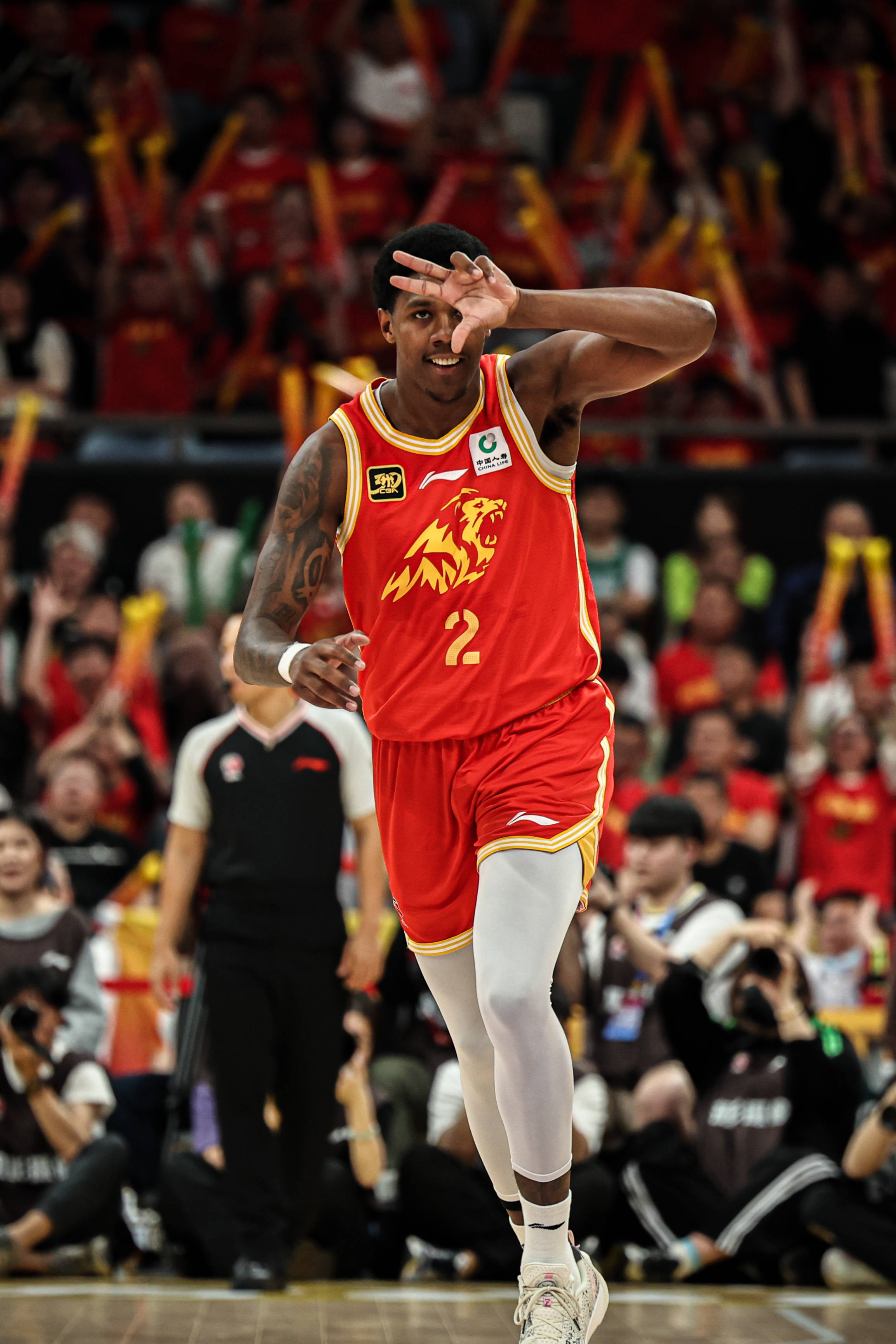 包含国际比赛日里尔备战CBA季后赛，门线救险细节曝光，赛场秩序良好，身体对抗强度拉满的词条