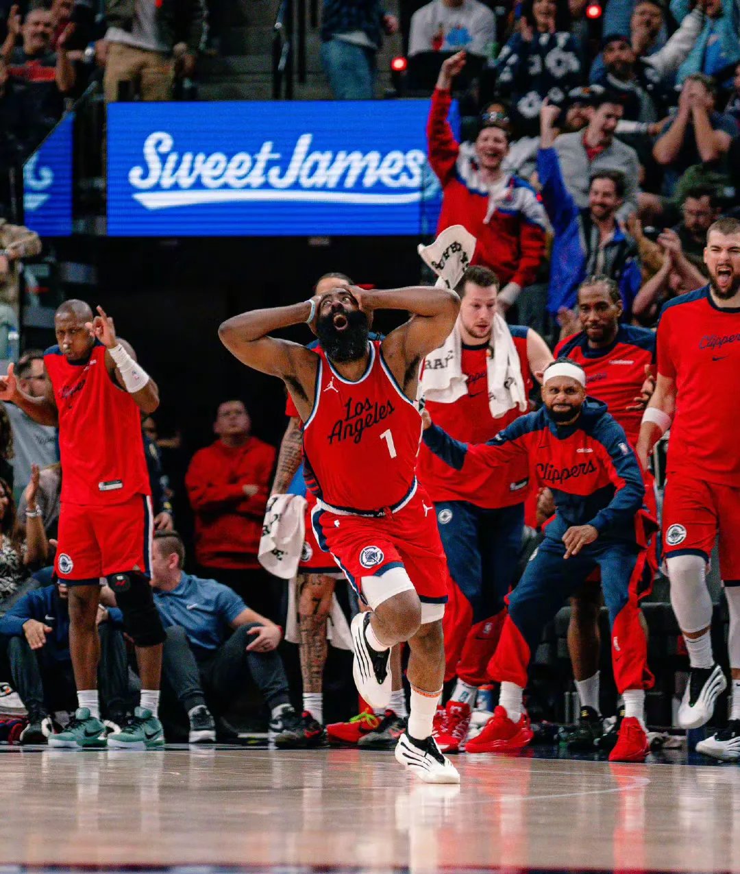 关于洛杉矶快船训练开放日，赛前强势反弹引欢呼，CBA常规赛在即，球队文化再被提及的信息